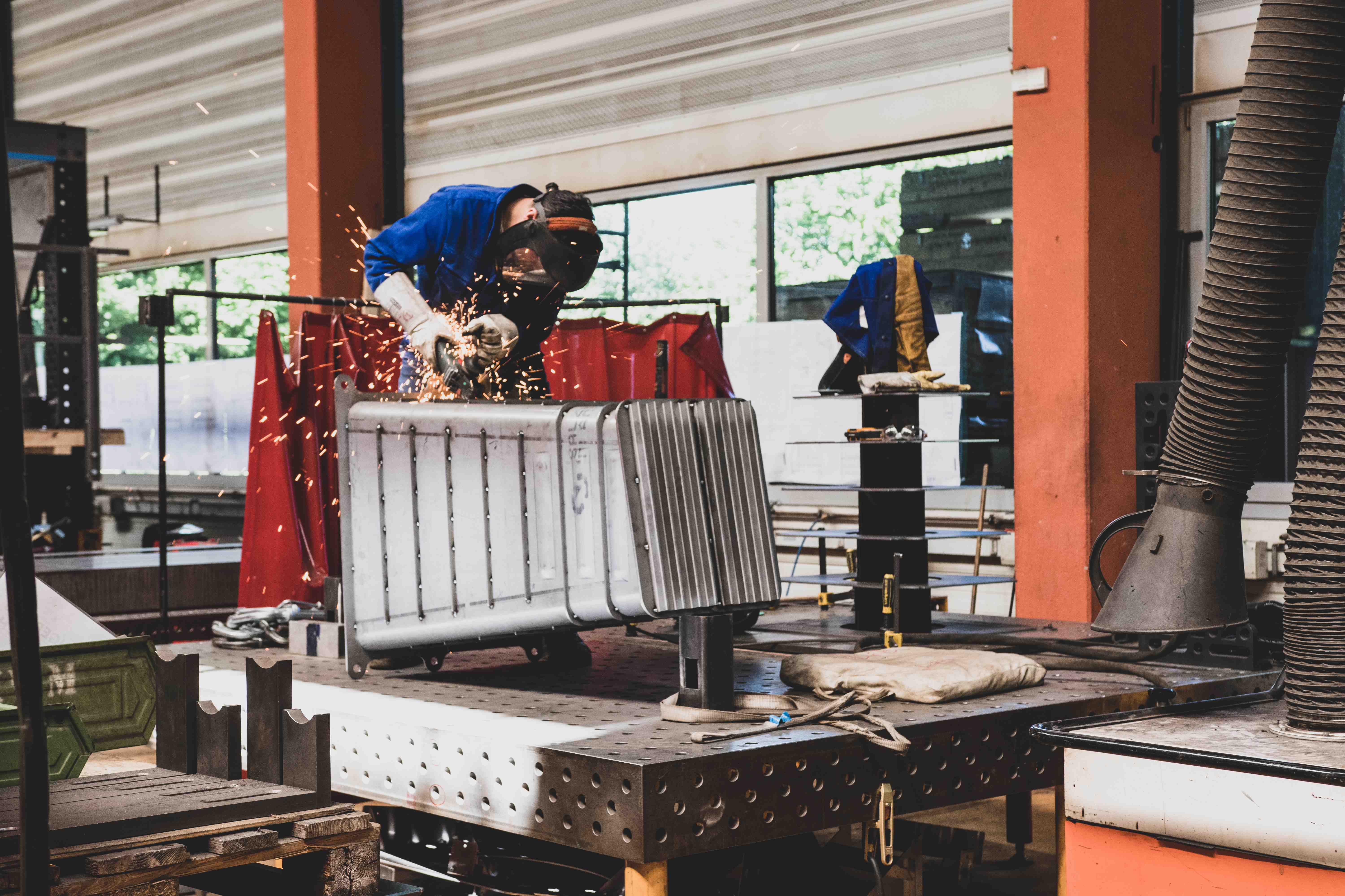 Konstruktionsmechaniker sind die Allrounder im Handwerk. Mit einer abgeschlossenen Ausbildung in diesem Bereich hast du anschließend viele Möglichkeiten Karriere zu machen. Einer der zukunftssichersten Ausbildungen.