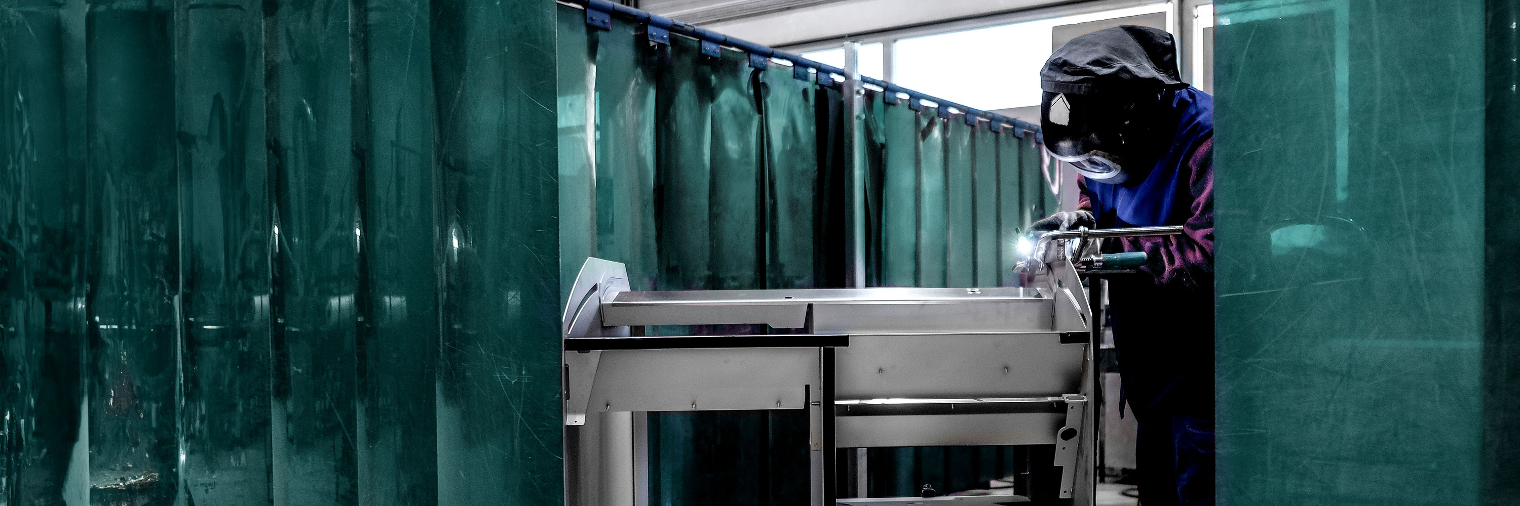 Konstruktionsmechaniker beim schweißen von Blechteilen. 