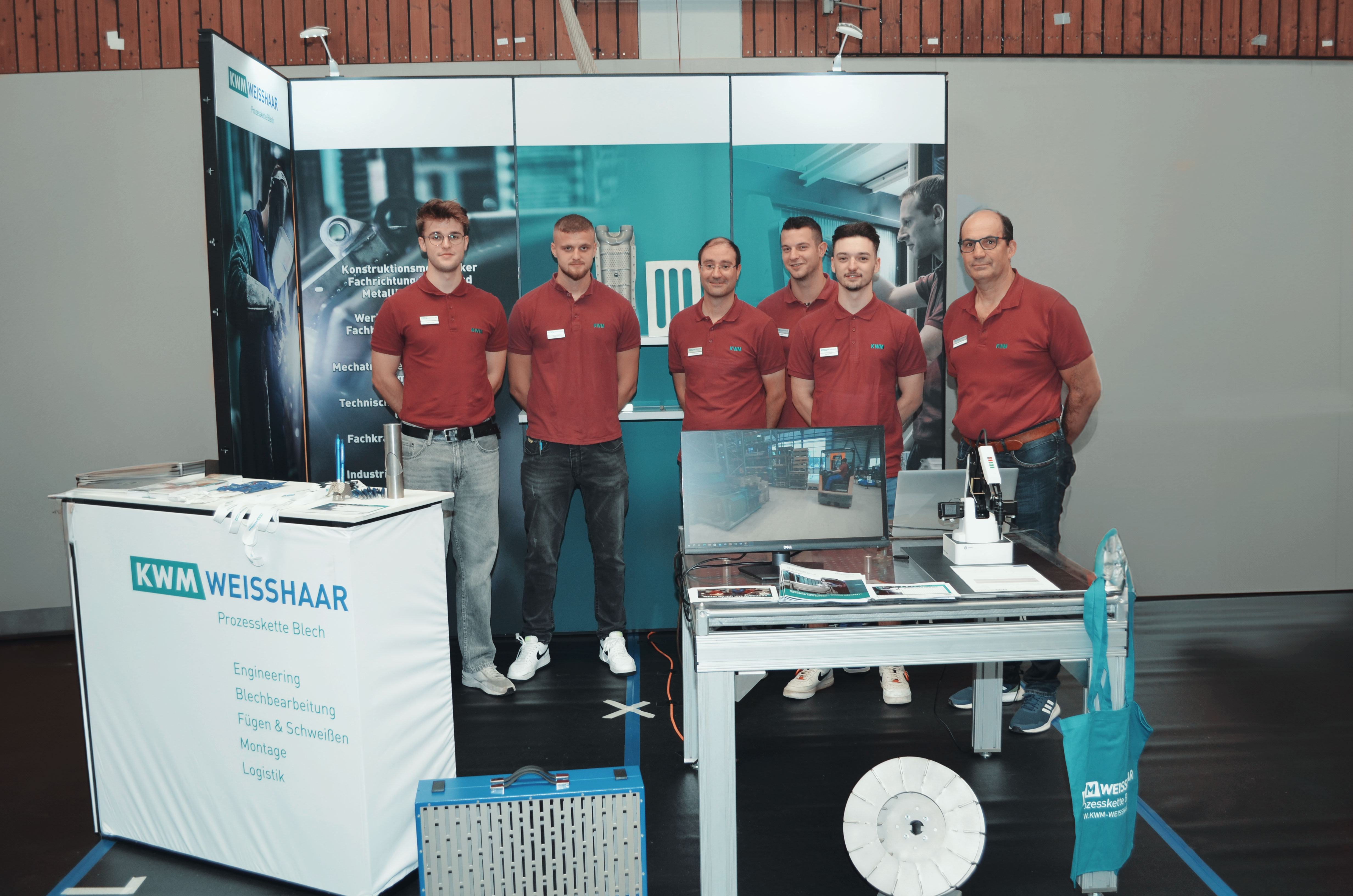 Ein Gruppenbild einiger unserer Mitarbeiter und Auszubildenden auf der Azubimesse in der Pattberghalle